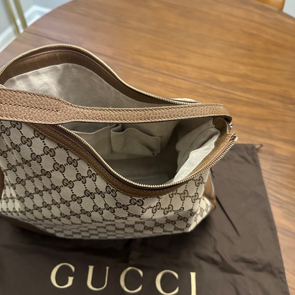 Gucci signature hobo bag leather bottom and handle. Original dust bag included. - Picture 4 of 13